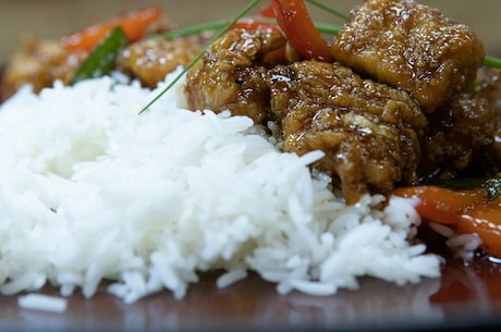 黄焖鸡米饭的做法(如何自家制作美味黄焖鸡米饭)